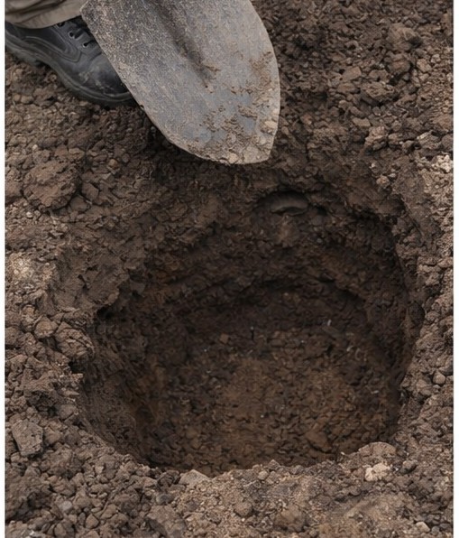 独立基礎　埋める穴を掘る